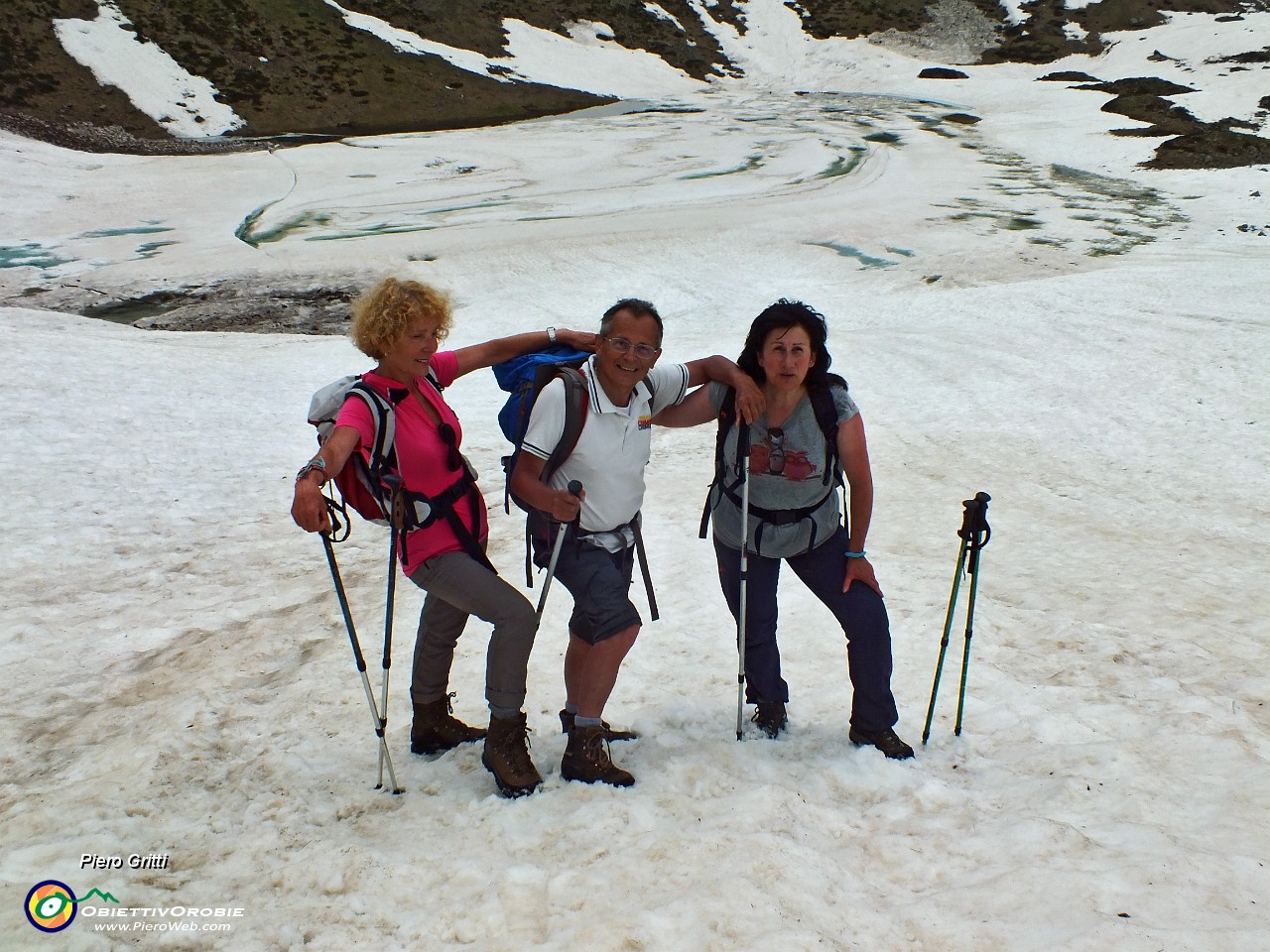 90 Sullo sfondo il Lago di Valbona (2055 m) in fase di scioglimento neve.JPG